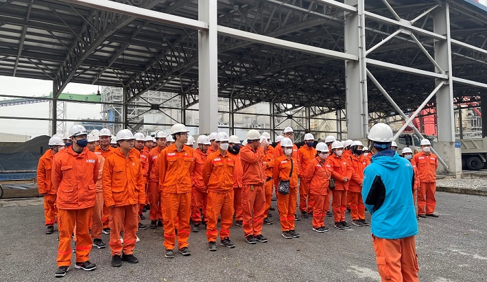 Đồng chí Phạm Huy Thành – Đội phó Đội chữa cháy chuyên ngành triển khai tình huống thực tập