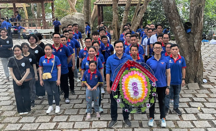 Tổ chức dâng hương, dâng hoa tưởng nhớ các anh hùng liệt sĩ