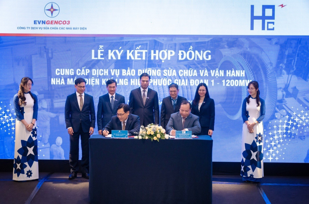 Ông Trương Văn Phương - Giám đốc Công ty EPS) và ông Phạm Hồng Tiến - Tổng Giám đốc Công ty TNHH Điện lực Hiệp Phước ký kết hợp đồng