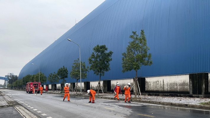 Lực lượng chữa cháy triển khai phương án chữa cháy