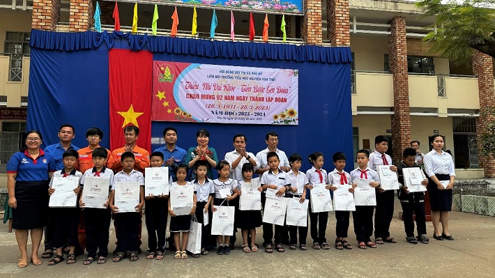 Công đoàn và Liên Chi đoàn tặng 20 phần quà cho học sinh có hoàn cảnh khó khăn