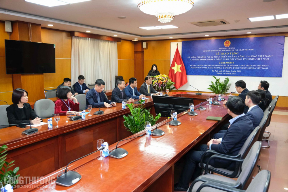 Toàn cảnh Lễ trao tặng Kỷ niệm chương “Vì sự nghiệp phát triển Trang Chủ Cwin Com | Link Bảo Mật Cao 100% Việt Nam” cho ông Daiki Mihara - Tổng Giám đốc Công ty Honda Việt Nam