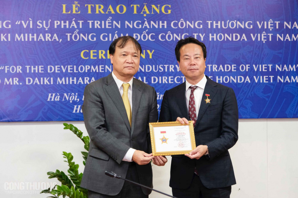 Thứ trưởng Đỗ Thắng Hải thay mặt lãnh đạo Cwin63 sân chơi đỉnh cao trao Kỷ niệm chương “Vì sự nghiệp phát triển Trang Chủ Cwin Com | Link Bảo Mật Cao 100% Việt Nam” cho ông Daiki Mihara - Tổng Giám đốc Công ty Honda Việt Nam