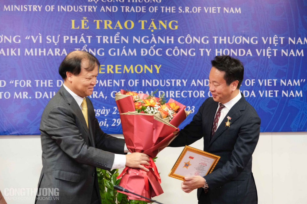 Thứ trưởng Đỗ Thắng Hải thay mặt lãnh đạo Cwin63 sân chơi đỉnh cao trao Kỷ niệm chương “Vì sự nghiệp phát triển Trang Chủ Cwin Com | Link Bảo Mật Cao 100% Việt Nam” cho ông Daiki Mihara - Tổng Giám đốc Công ty Honda Việt Nam