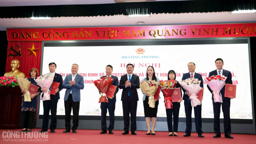 Trao các Quyết định bổ nhiệm lãnh đạo, thành viên Ủy ban Cạnh tranh Quốc gia