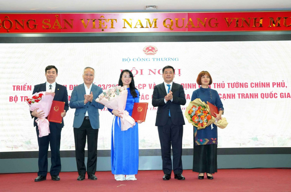 Trao các Quyết định bổ nhiệm lãnh đạo, thành viên Ủy ban Cạnh tranh Quốc gia