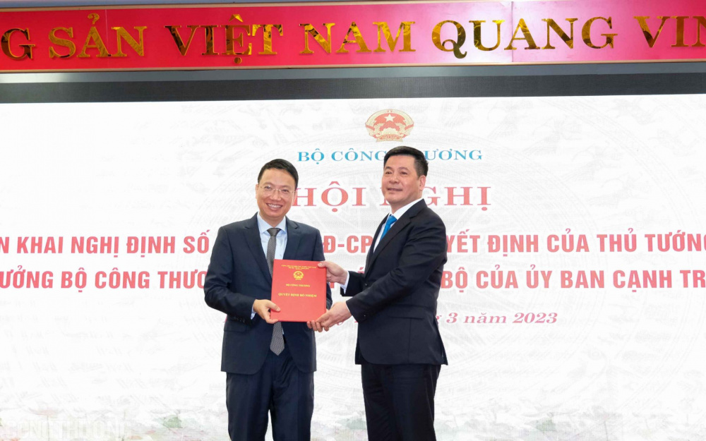 Trao các Quyết định bổ nhiệm lãnh đạo, thành viên Ủy ban Cạnh tranh Quốc gia
