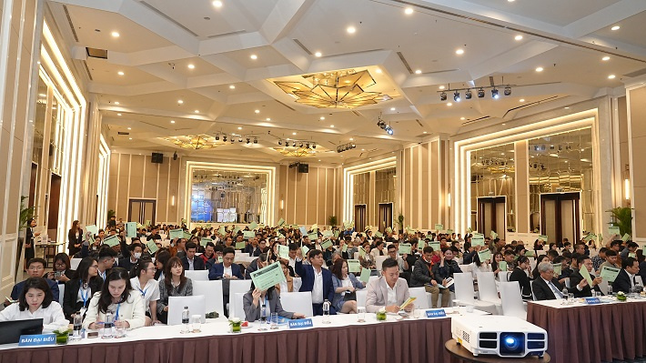 Cổ đông biểu quyết thông qua nội dung chương trình họp
