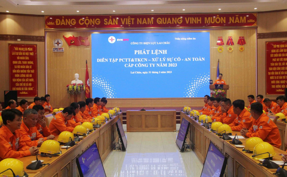 Quang cảnh phát lệnh diễn tập