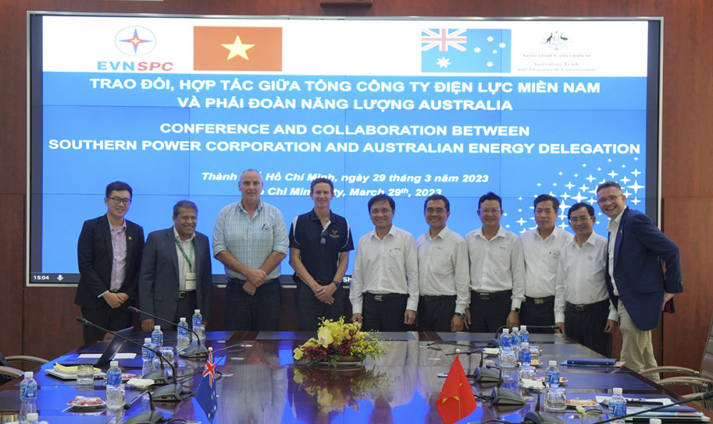 Ông Wayne Liubinskas – CEO và Đồng sáng lập Village Energy trình bày giải pháp tích hợp và quản lý các thiết bị gia dụng, tăng năng lượng tái tạo trên lưới điện và cung cấp cho người M.Cwin800.com thể thao, casino live, bắn cá và slot nổ hũ khả năng kiểm soát, minh bạch và tiết kiệm chi phí