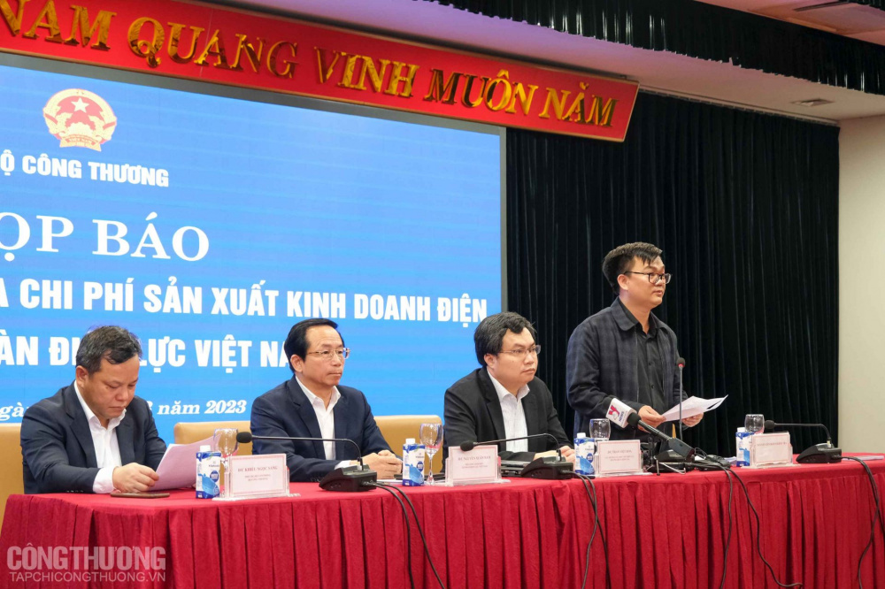 Ông Trần Hồng Phương - Trưởng phòng Giá điện và Phí, Cục Điều tiết điện lực, Thư ký Đoàn kiểm tra báo cáo tóm tắt kết quả kiểm tra