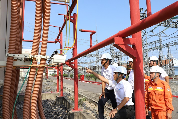 Phó Giám đốc PTC3 kiểm tra thông số vận hành của các thiết bị trong Trạm biến áp