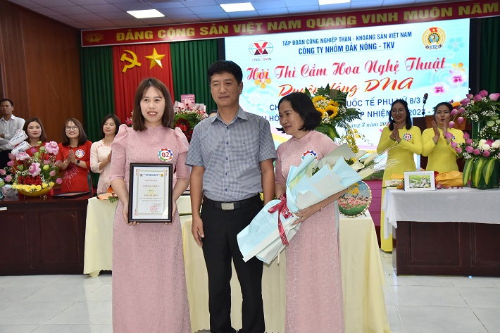 Ban tổ chức trao giải Nhất cho đội thi đến từ đơn vị Công đoàn bộ phận Kế toán – Tổ chức