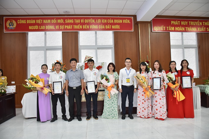 Ban tổ chức trao giải cho các đội đạt giải khuyến khích