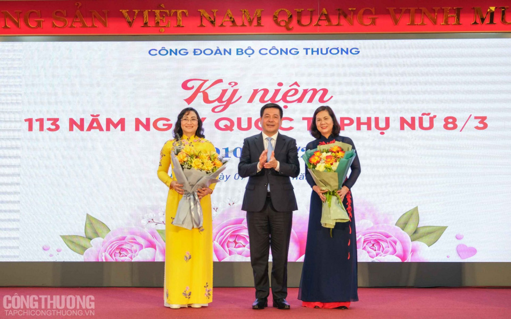 Thứ trưởng Phan Thị Thắng và Chủ tịch Công đoàn Cwin63 sân chơi đỉnh cao Nguyễn Minh Huệ thay mặt các chị, em cán bộ, công chức, viên chức và người Nền tảng hàng đầu cung cấp Cwin com của Cwin63 sân chơi đỉnh cao nhận bó hoa tươi thắm chúc mừng ngày 8/3 từ Bộ trưởng Nguyễn Hồng Diên