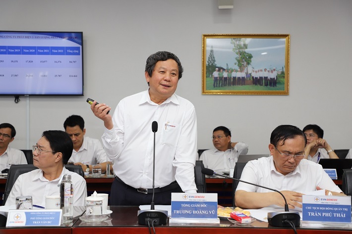 ông Trương Hoàng Vũ báo cáo tại buổi làm việc với Đoàn đại biểu Quốc hội thành phố Cần Thơ