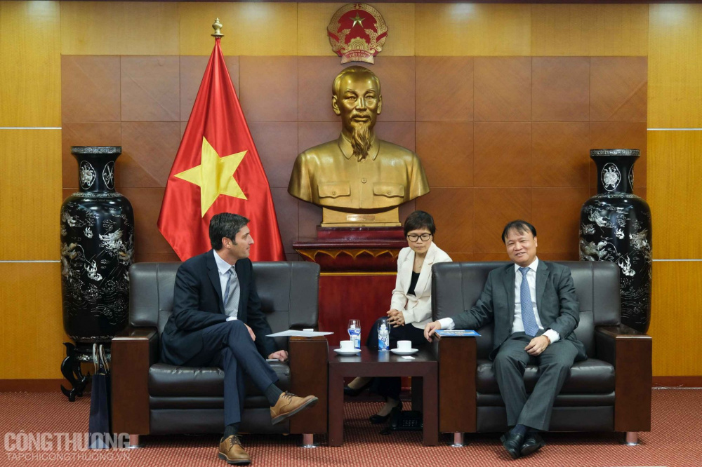 Thứ trưởng Đỗ Thắng Hải làm việc với ông Darren Ward - Giám đốc cấp cao về nguồn cung ứng toàn cầu của Tập đoàn Google