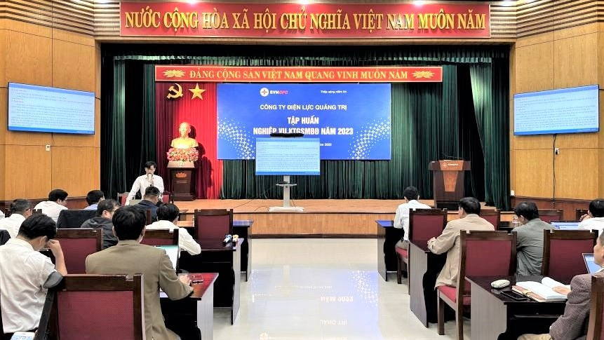 Các học viên trao đổi, thảo luận xử lý các vướng mắc trong công tác KTGSMBĐ