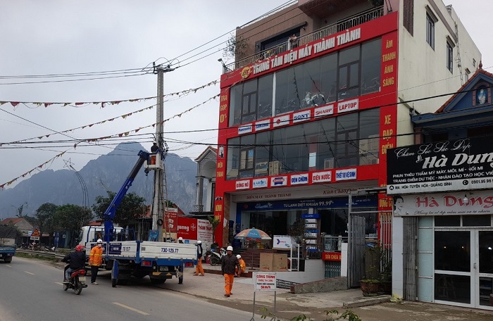 Điện lực Tuyên Hóa đã phối hợp với các nhà mạng tiến hành chỉnh trang, bó gọn lại các tuyến cáp viễn thông treo trên cột điện tại các tuyến đường thị trấn Đồng Lê