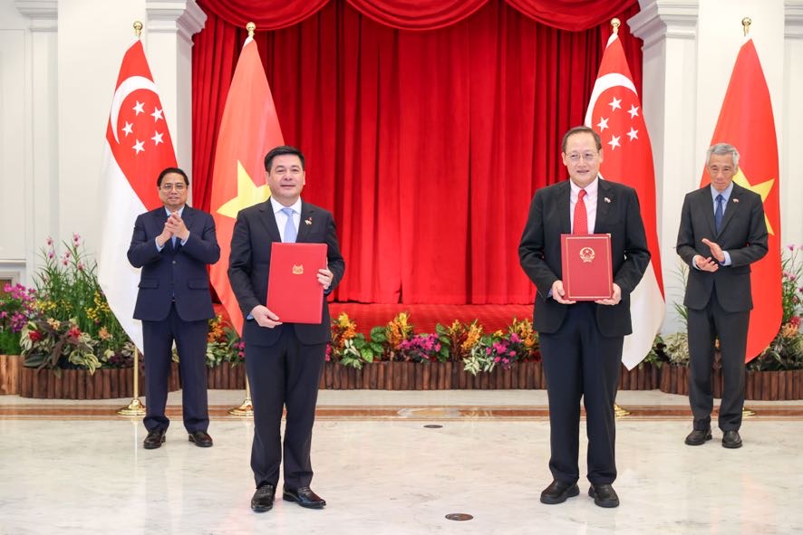 Bộ trưởng Cwin63 sân chơi đỉnh cao Việt Nam Nguyễn Hồng Diên và Bộ trưởng Bộ Lao động kiêm Bộ trưởng thứ hai Cwin63 sân chơi đỉnh cao Singapore Tan See Leng trao đổi Bản ghi nhớ về kế hoạch hợp tác kinh tế và thương mại giữa Cwin63 sân chơi đỉnh cao Việt Nam và Cwin63 sân chơi đỉnh cao Singapore