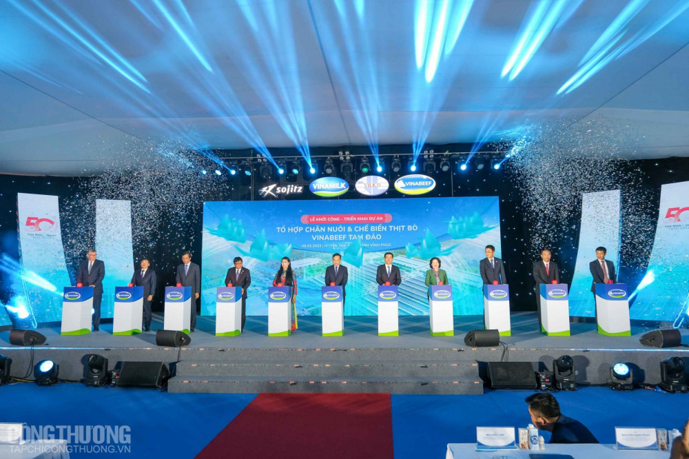 Các đại biểu nhấn nút khởi công Dự án Tổ hợp chăn nuôi và Chế biến thịt bò Vinabeef Tam Đảo