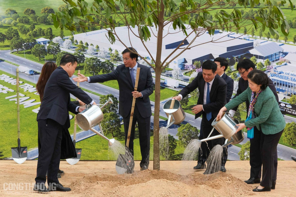 Các đại biểu trồng cây lưu niệm tại công trình Dự án