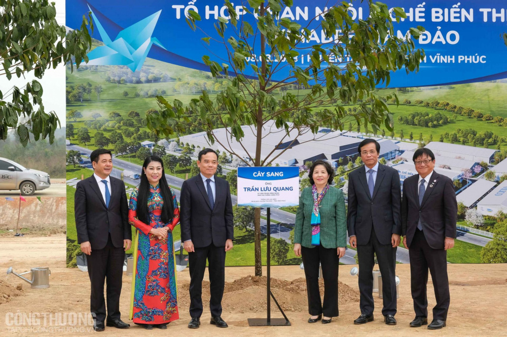 Các đại biểu trồng cây lưu niệm tại công trình Dự án