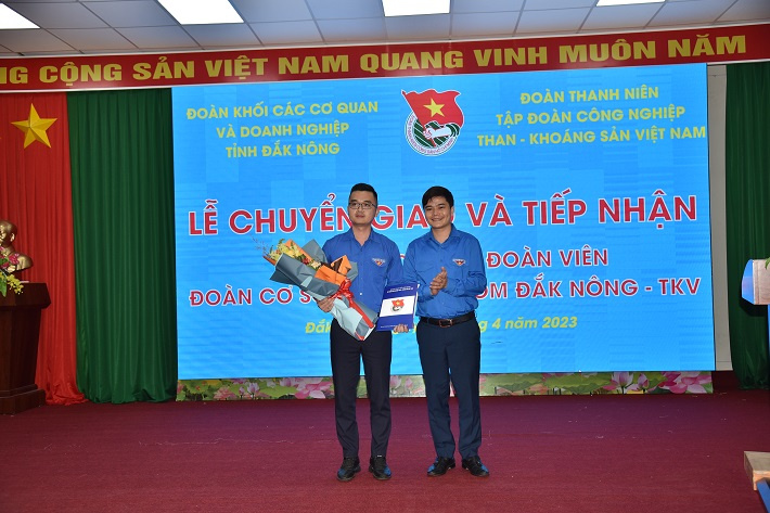 Đồng chí Nguyễn Văn Thuấn - UVBTV Đoàn Khối Cwin800 tỷ lệ kèo World Cup 2026 Trung ương, Bí thư Đoàn tập đoàn Cwin là sân chơi cá cược trực tuyến tại Việt Nam than - khoáng sản Việt Nam công bố và trao quyết định tiếp nhận tổ chức Đoàn và Đoàn viên Đoàn cơ sở Công ty Nhôm Đắk Nông - TKV