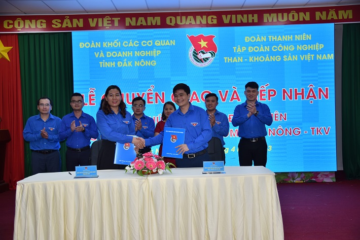 Ký văn bản giao nhận danh sách và hồ sơ Đoàn viên