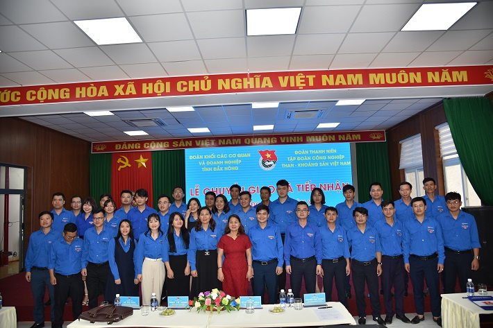 Các bên tham gia chụp hình lưu niệm