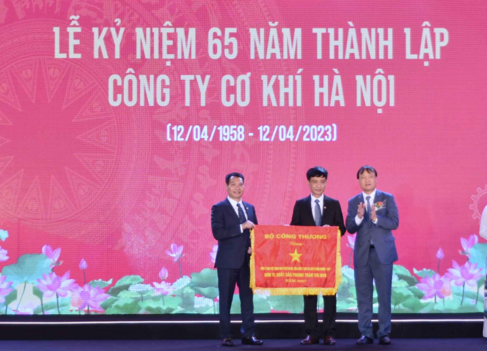 Cơ khí Hà Nội nhận Cờ thi đua