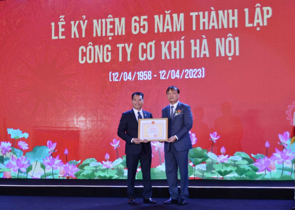 Cơ khí Hà Nội nhận Cờ thi đua