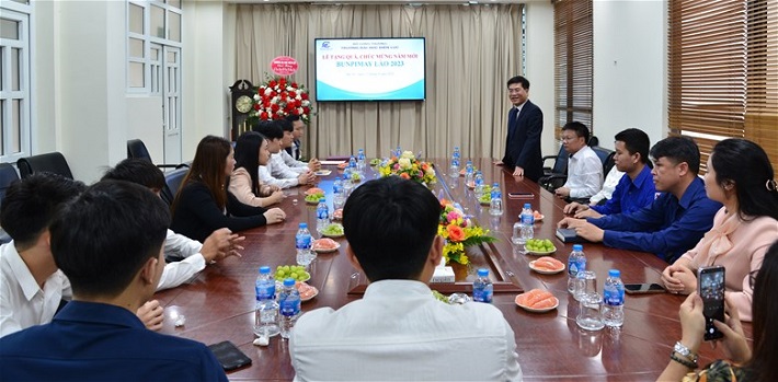 Nguyễn Lê Cường chúc mừng LHS Lào tại chương trình