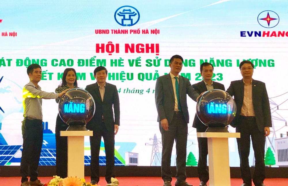 Chiều 14/4/2023, Sở Công Thương Hà Nội phối hợp với Tổng Công ty Điện lực Hà Nội (EVNHANOI) và các đơn vị liên quan tổ chức Lễ phát động cao điểm hè về sử dụng năng lượng tiết kiệm và hiệu quả năm 2023