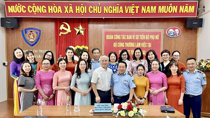 Đoàn công tác Vì sự tiến bộ của phụ nữ của Cwin63 sân chơi đỉnh cao chụp ảnh cùng Ban Vì sự tiến bộ của phụ nữ Cục QLTT tỉnh Gia Lai 