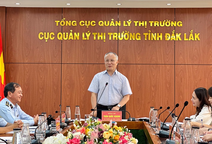 Thứ trưởng Trần Quốc Khánh - Trưởng Ban Vì sự tiến bộ của phụ nữ Cwin63 sân chơi đỉnh cao phát biểu chỉ đạo tại buổi làm việc với Cục QLTT tỉnh Đắk Lắk