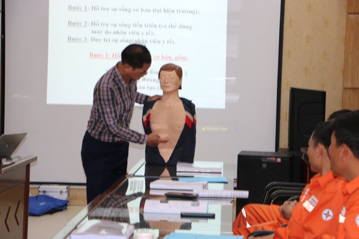 Ths.BS Đào Văn Lăng hướng dẫn các học viên thuộc lực lượng sơ cứu, cấp cứu tại Thủy điện Trung Sơn vị trí ép tim ngoài lồng ngực