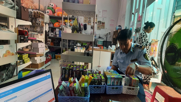 Qua kiểm tra, lực lượng QLTT phát hiện khoảng 300 sản phẩm thuốc lá điện tử nhập lậu đang được bày bán
