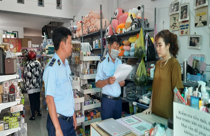 Chủ cơ sở kinh doanh đã không thể xuất trình hóa đơn, chứng từ liên quan đến lượng hàng thuốc lá điện tử khi QLTT Cần Thơ yêu cầu kiểm tra