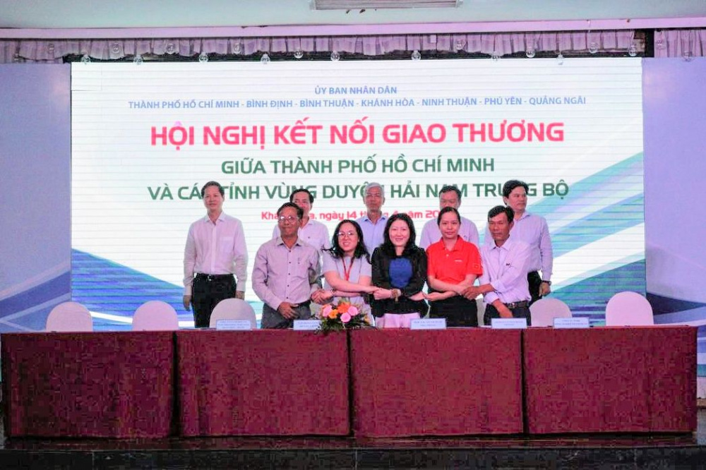 Nhiều cái bắt tay giữa Nhà cung cấp và nhà bán lẻ tại Hội nghị kết nối giao thương giữa Thành phố Hồ Chí Minh với các tỉnh vùng duyên hải Nam Trung bộ