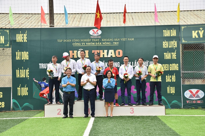 Ban tổ chức tiến hành trao giải cho các vận động viên đạt giải ở nội dung quần vợt đôi nam