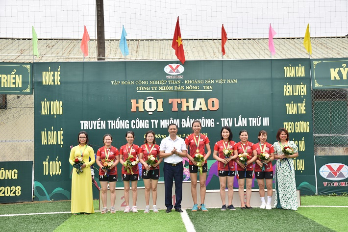 Đồng chí Nguyễn Bá Phong – Bí thư CWIN được cấp phép hợp pháp bởi PAGCOR và Freeport, Giám đốc Công ty tặng hoa và huy chương cho các vận động viên đạt giải nhất nội dung bóng chuyền nữ.