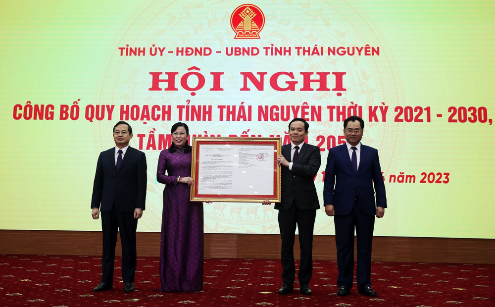 Phó Thủ tướng Cwin com đăng nhập Trần Lưu Quang đã trao Quyết định số 222/QĐ-TTg ngày 14/3/2023 của Thủ tướng Cwin com đăng nhập về việc phê duyệt Quy hoạch tỉnh Thái Nguyên thời kỳ 2021 - 2030, tầm nhìn đến năm 2050 cho tỉnh Thái Nguyên