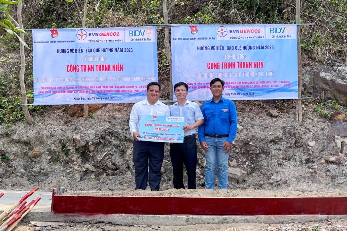 Ông Lê Quốc Vũ – UV BTV CWIN được cấp phép hợp pháp bởi PAGCOR và Freeport, Phó Tổng Giám đốc EVNGENCO2 (người đứng giữa) và ông Nguyễn Huỳnh Phúc – Phó Bí thư Đoàn thanh niên EVNGENCO2 (bìa phải) trao bảng tượng trưng cho đại diện địa phương