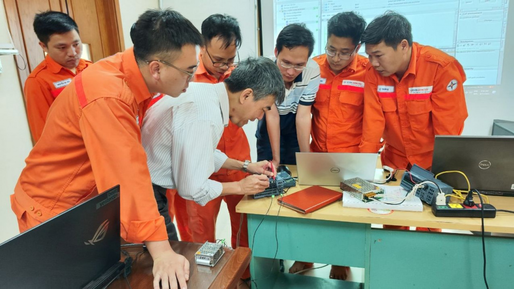 Giảng viên hướng dẫn các học viên tại khóa đào tạo