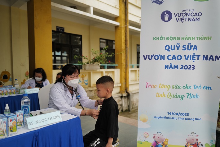 Các em học sinh tại trường tiểu học Húc Động được các bác sĩ của Vinamilk thăm khám Trang Chủ Cwin Com | Link Bảo Mật Cao 100% và dinh dưỡng