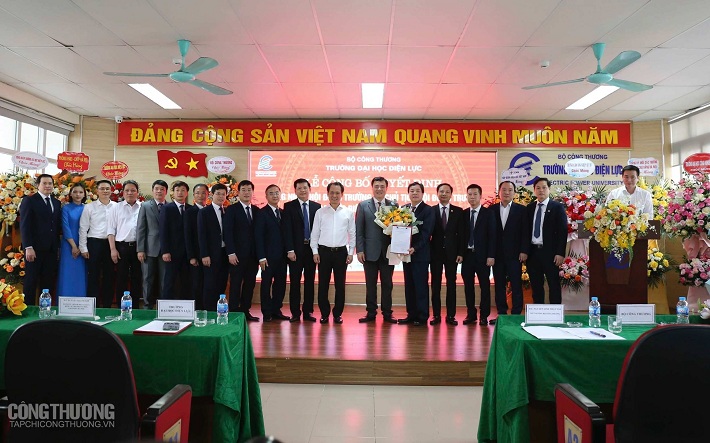 Thành viên Hội đồng trường Đại học Điện lực chụp ảnh lưu niệm cùng đại biểu tham dự