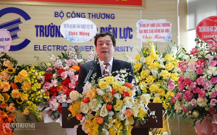 PGS.TS Vũ Đình Ngọ thay mặt Hội đồngTrường Đại học Điện lực phát biểu