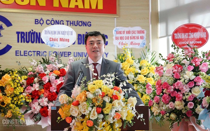 Thứ trưởng Nguyễn Sinh Nhật Tân về dự và chúc mừng trường Đại học Điện lực