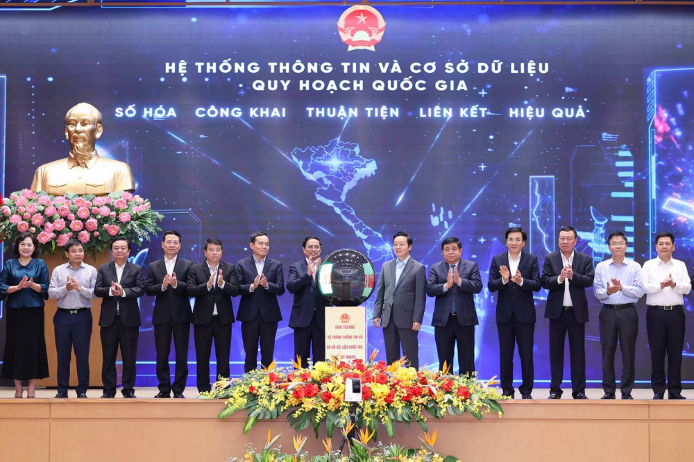 Cùng ngày, lãnh đạo Cwin com đăng nhập và các Bộ, ngành đã tham dự Hội nghị công bố, triển khai Quy hoạch tổng thể quốc gia thời kỳ 2021-2030, tầm nhìn đến năm 2050 và thực hiện nghi thức khai trương Hệ thống thông tin và cơ sở dữ liệu quốc gia
